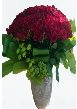 Dekoratif Küp Vazoda Kırmızı Güller ve Yeşil Biçme