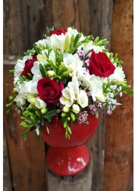 Dekoratif Kırmızı Küp İçerisinde Mis Kokulu Beyaz Frezya ve Kırmızı Güller