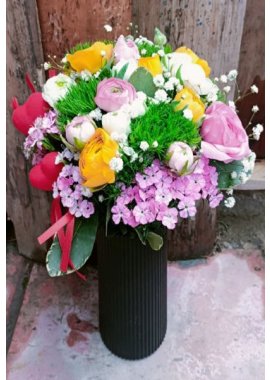 Siyah Pleksi Vazoda Renkli Şakayıklar