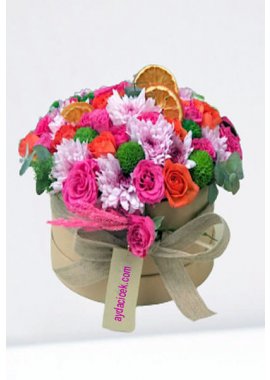 Kraft Yuvarlak Kutuda Renkli Güller ve Kır Çiçekleri
