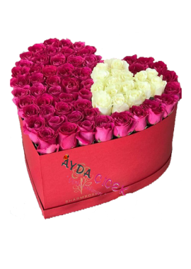 Kalp Kutuda Pembe ve Beyaz Güller