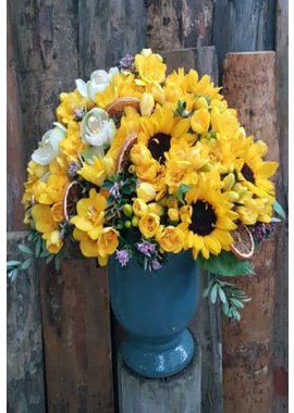 Deoratif Küp İçerisinde Mis Kokulu Sarı Frezya ve Ayçiçekleri