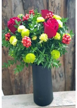 Pleksi Vazoda Kokina, Kırmızı Gül ve Ponpon Krizantem