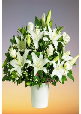 Seramik vazoda mis kokulu lilyum ve beyaz güller