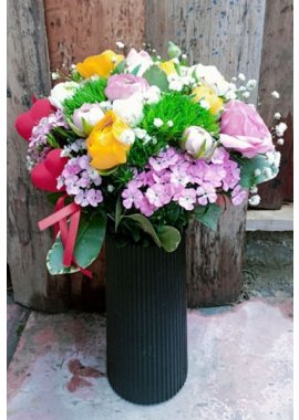 Siyah Pleksi Vazoda Renkli Şakayıklar